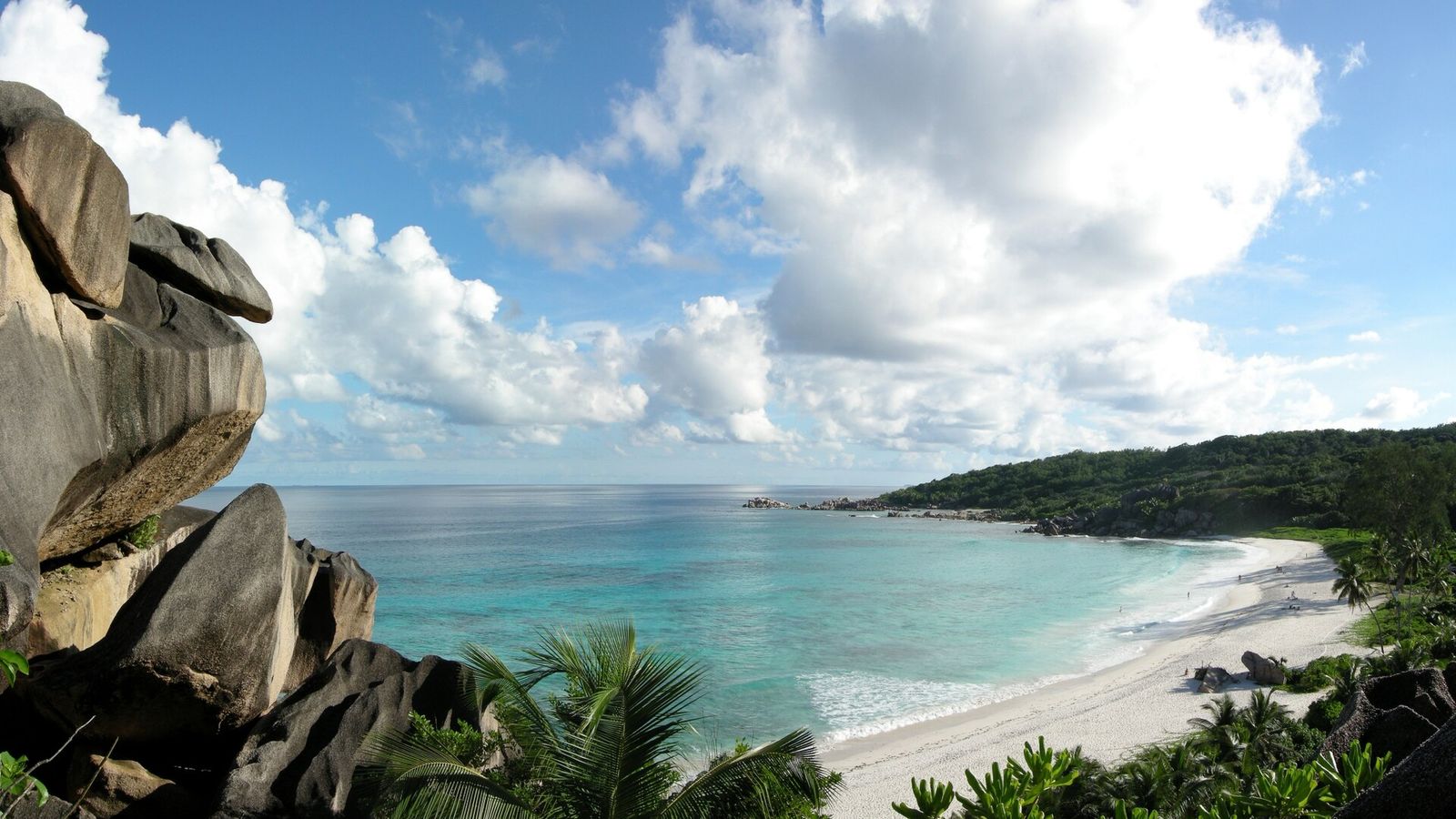 Uitzicht over Grand Anse op La Digue, Seychellen