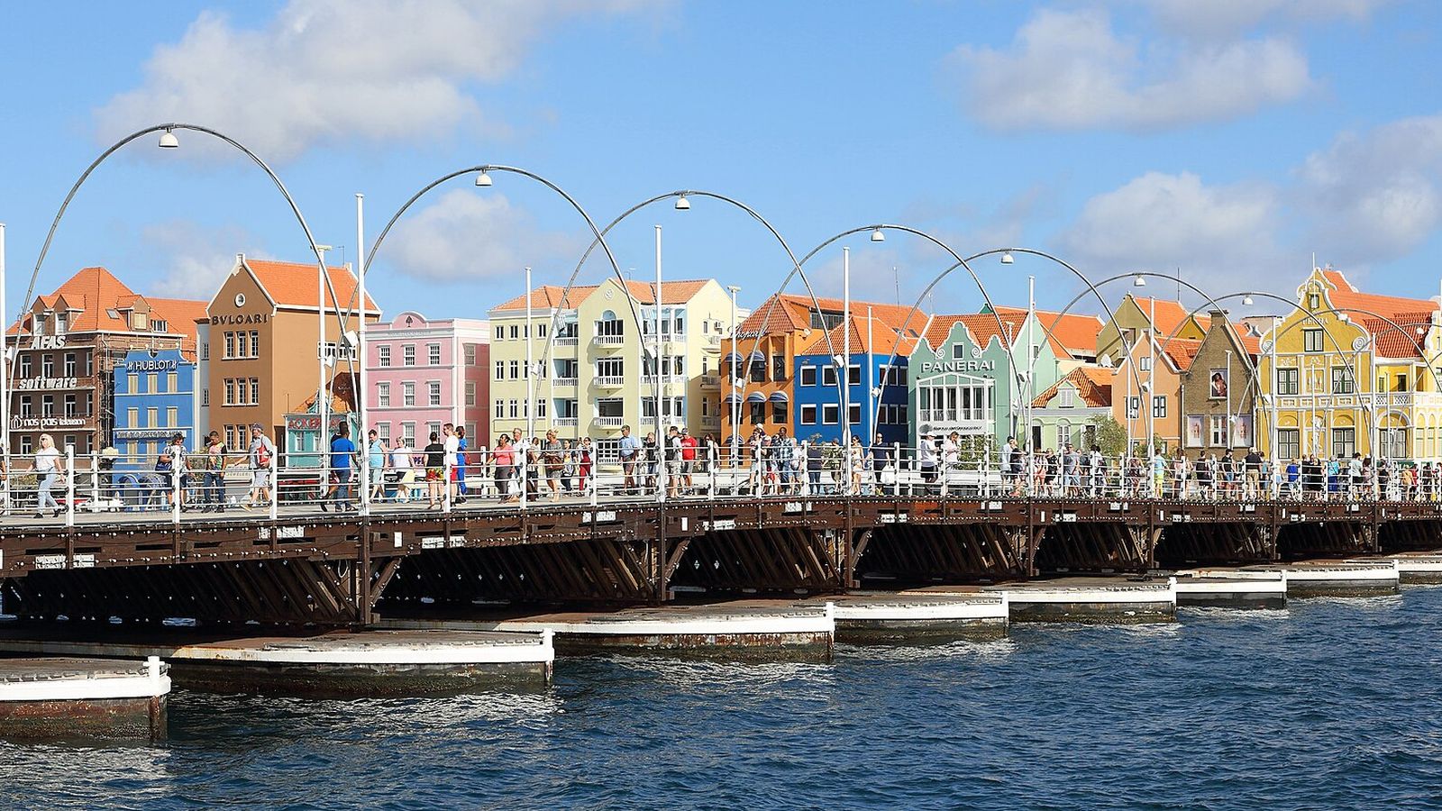 De Handelskade en Koningin Emmabrug in Willemstad, Curaçao