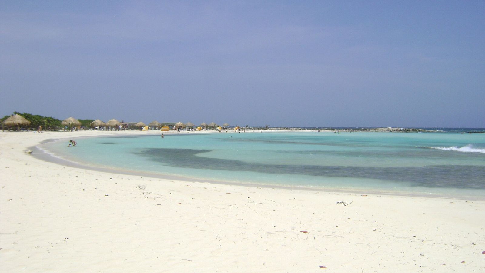 De ondiepe lagune van Baby Beach op Aruba