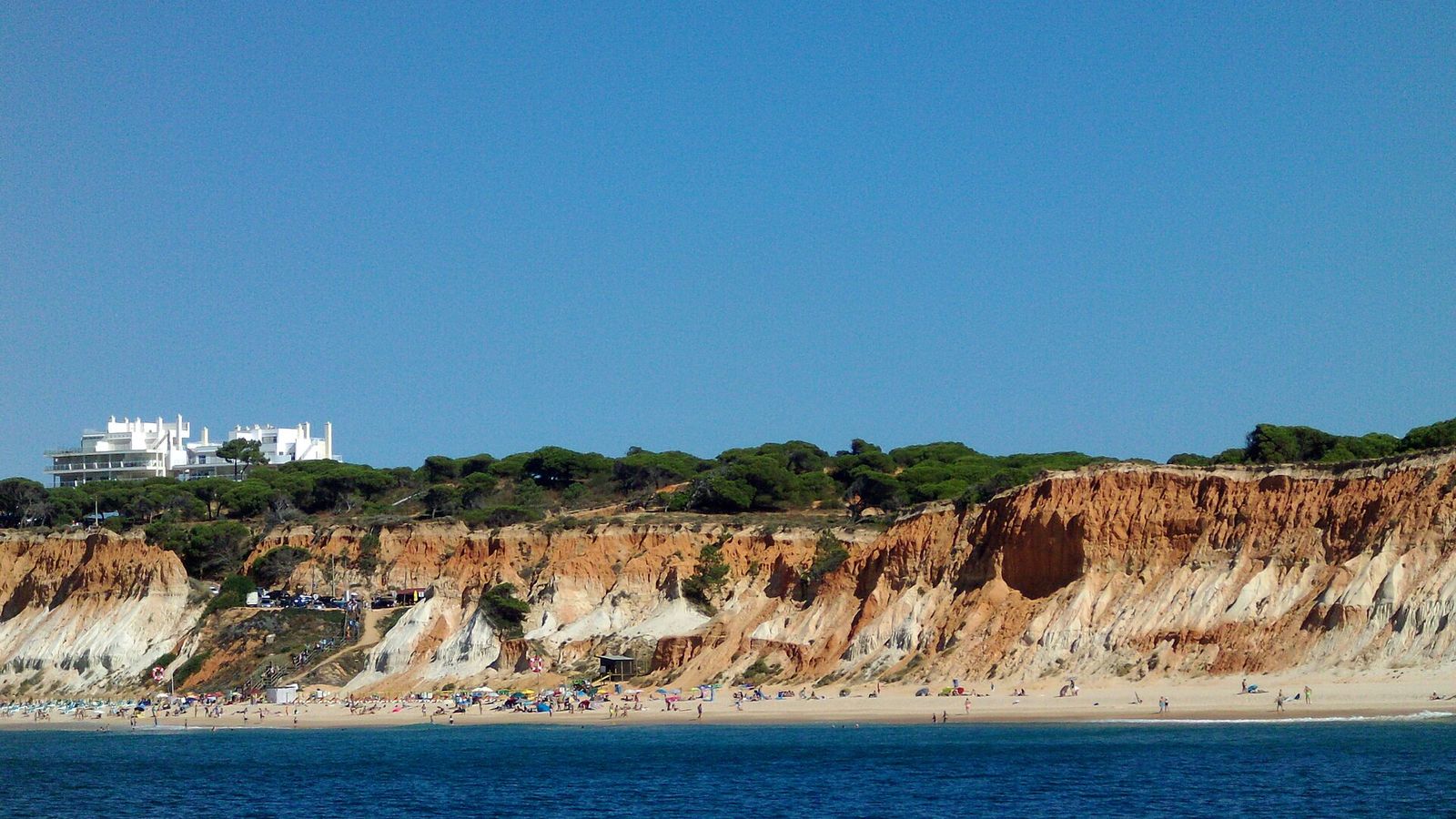 De oranje kliffen van Praia da Falésia aan de Algarve
