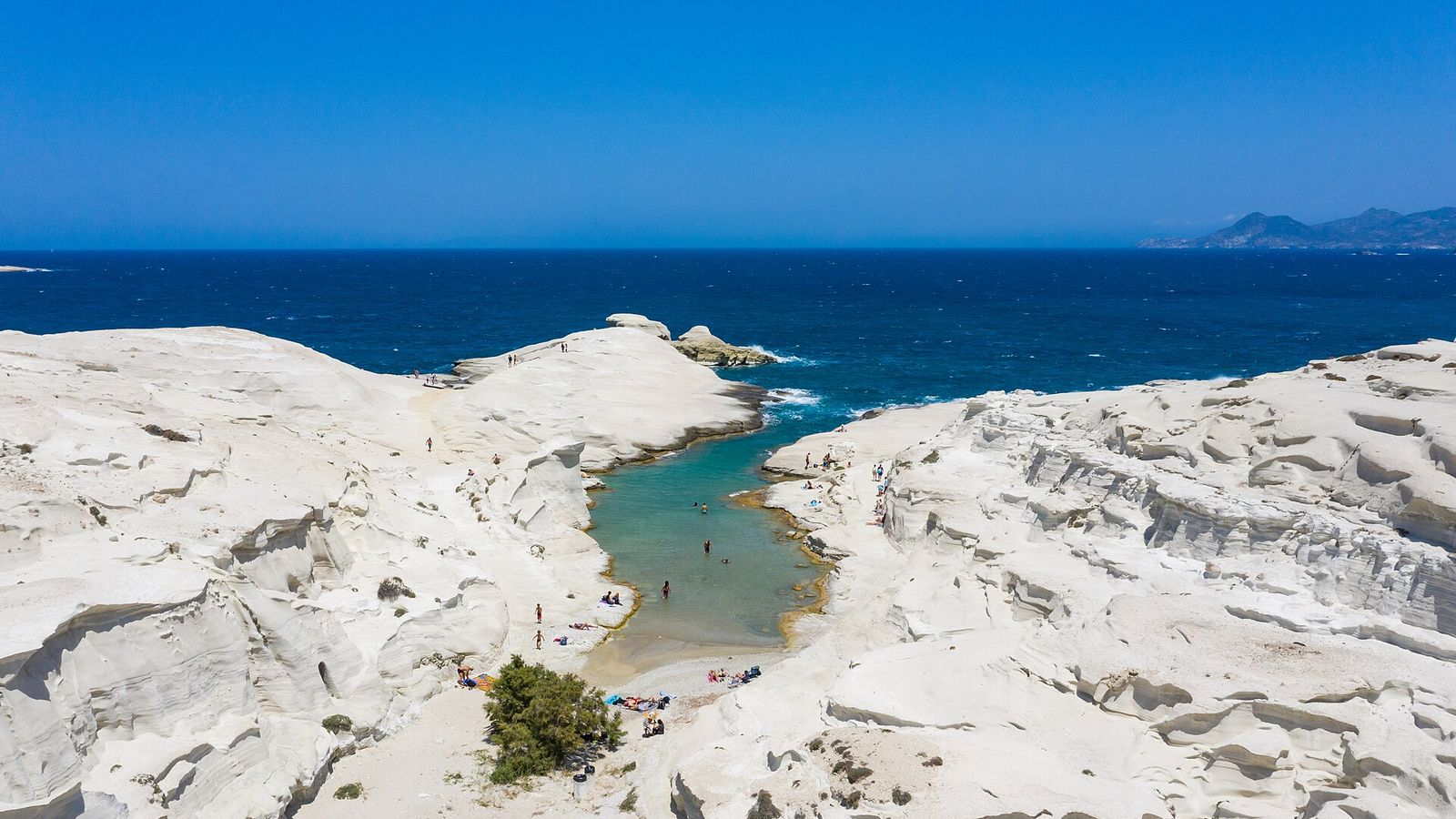 Het witte maanlandschap van Sarakiniko op Milos