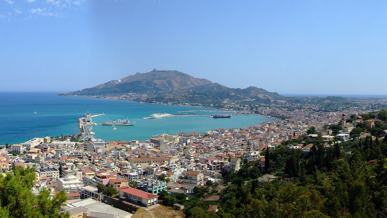 Panorama van Zakynthos-stad en de haven