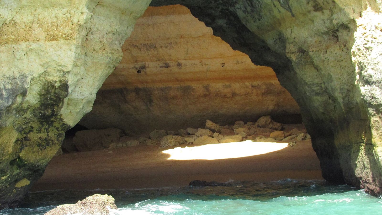 De grot van Benagil aan de Algarve