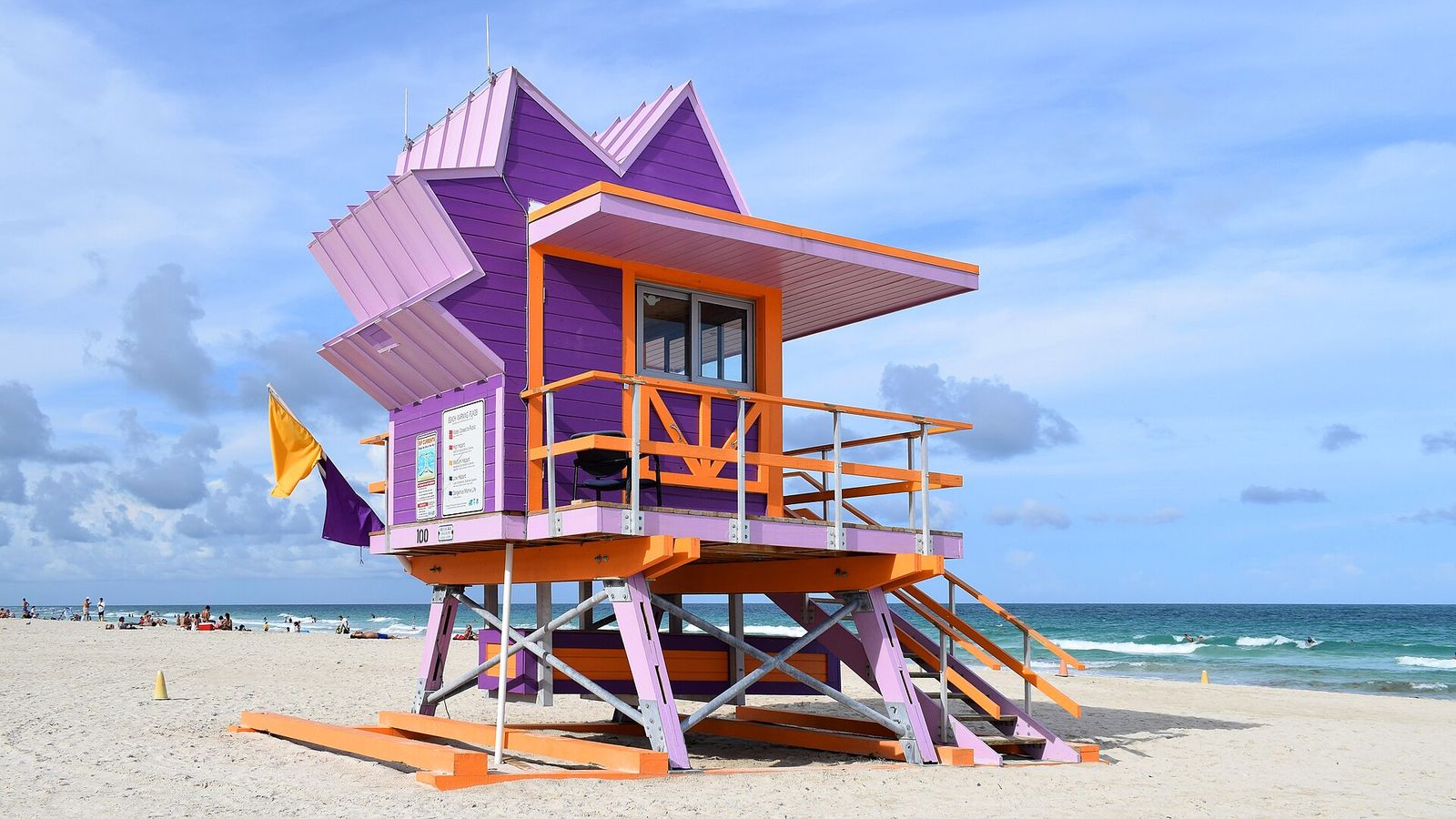 Een kleurrijke reddingspost op het strand